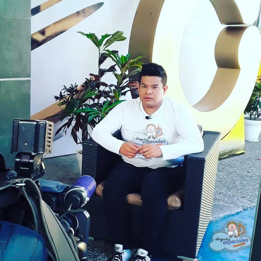 Manuel Alejandro Hurtado Álvarez durante una entrevista de televisión, con la camiseta de la Fundación