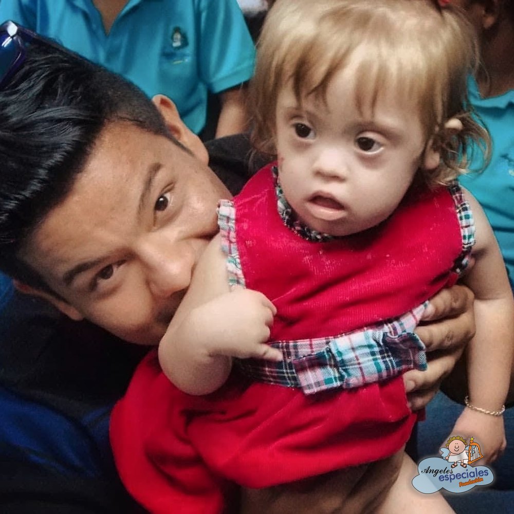 Manuel Alejandro Hurtado Álvarez con una de las beneficiarias de la Fundación