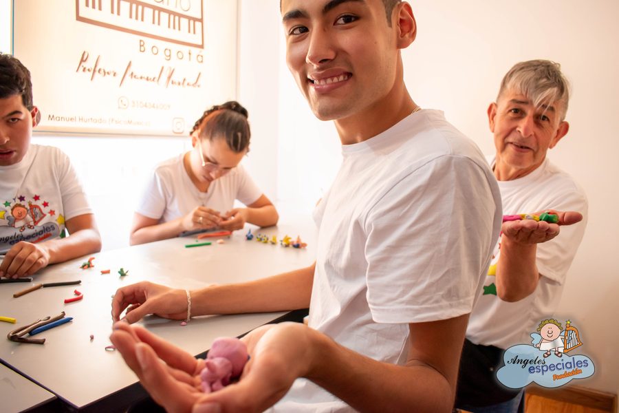 Equipo y estudiantes de la Fundación