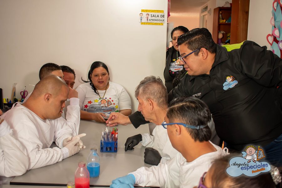 Clase de artes incluyentes en la Fundación